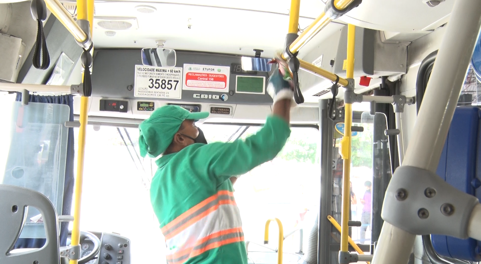 funcionário limpa um ônibus